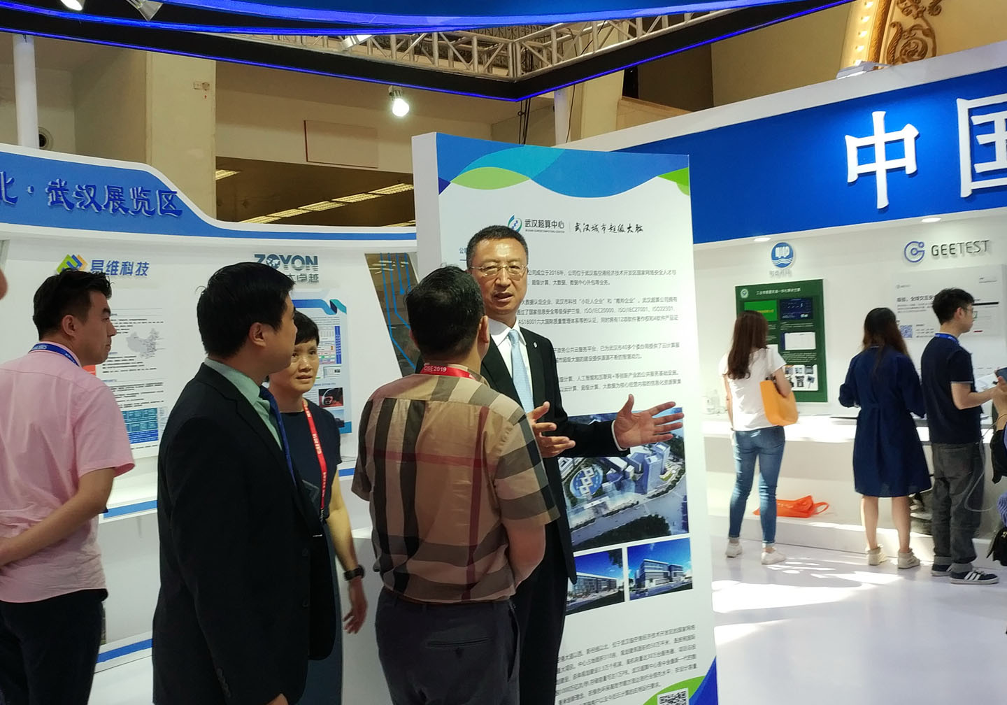 王新哲总经济师李冠宇副司长巡视湖北武汉展位